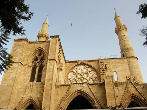 Kıbrıs Selimiye Camii ve Taksi Hizmeti